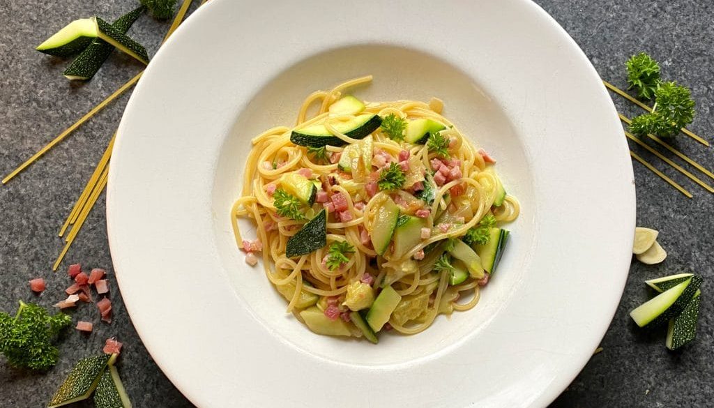 Spaghetti Carbonara Mit Zucchini Fertig In Nur Minuten