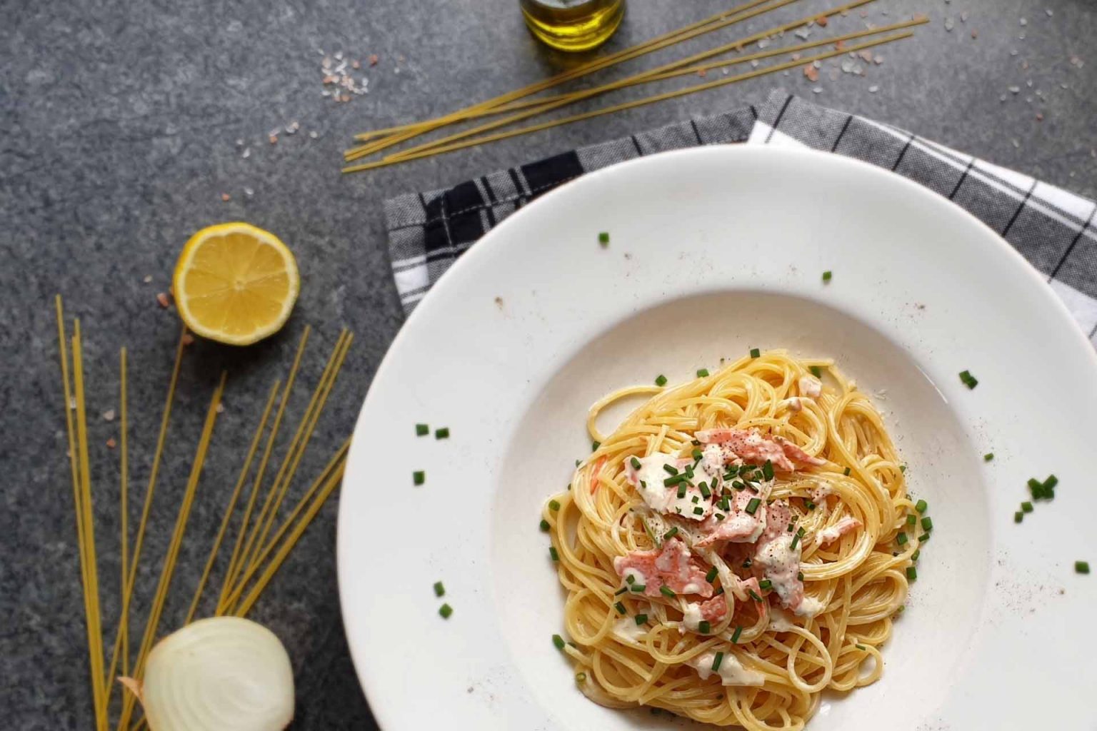 Spaghetti mit Räucherlachs in einer cremigen Senfsahnesoße