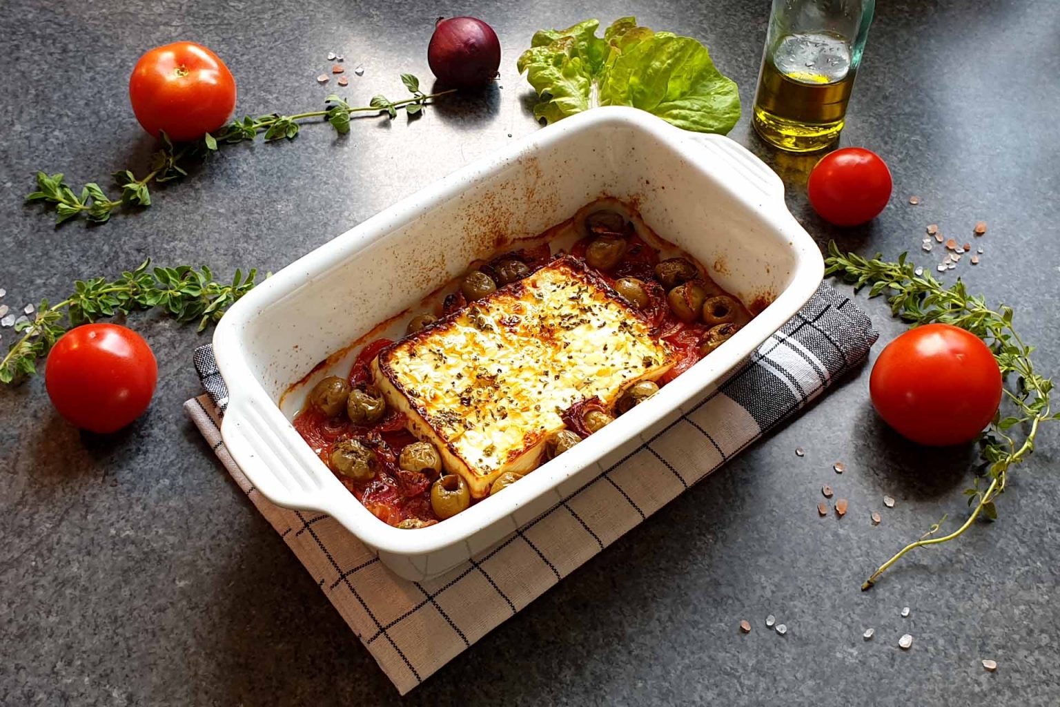 Gebackener Feta auf Tomatenbett mit Zwiebeln und Oliven