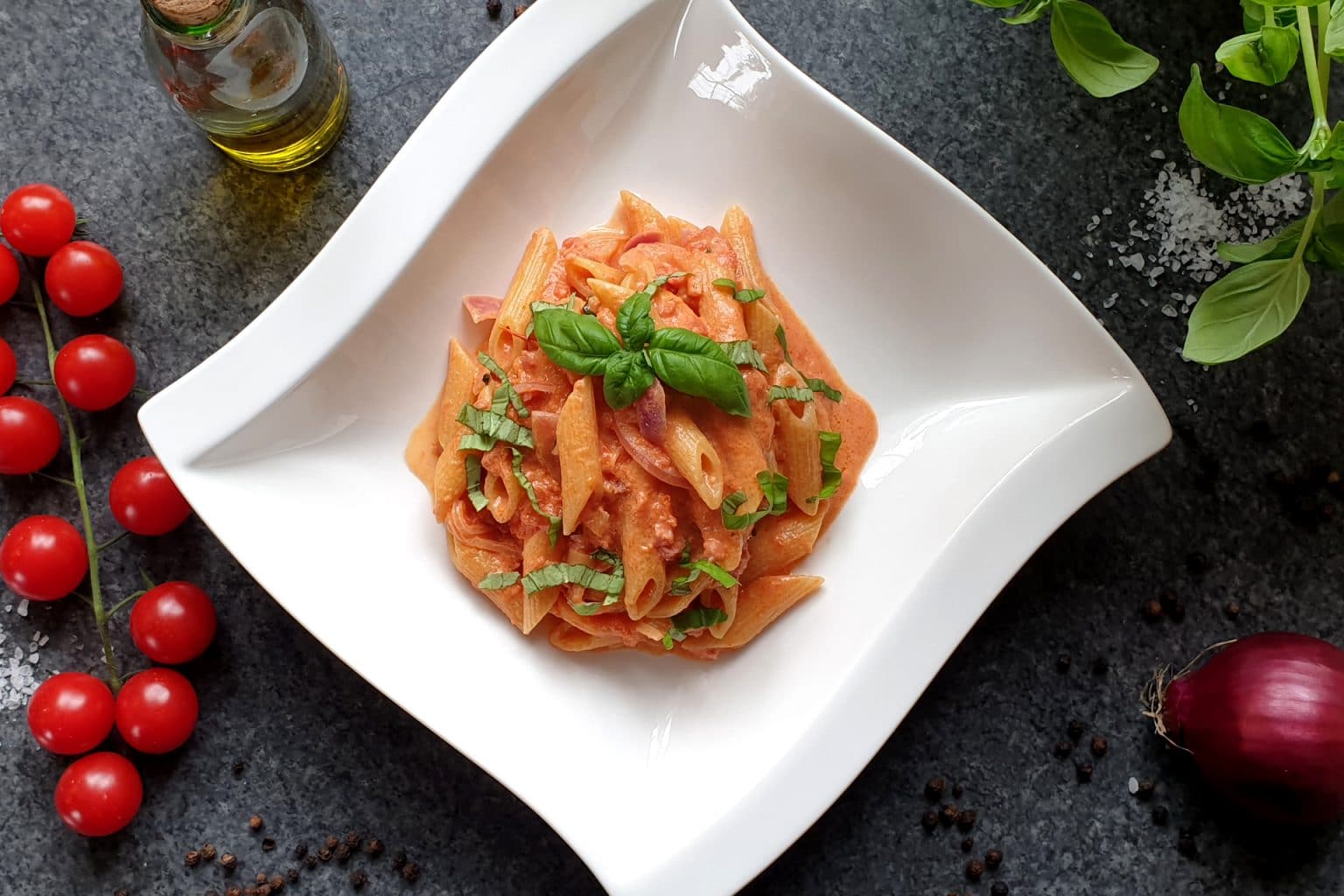 Pasta mit Tomaten Sahne Soße und Speck - 30min Rezept