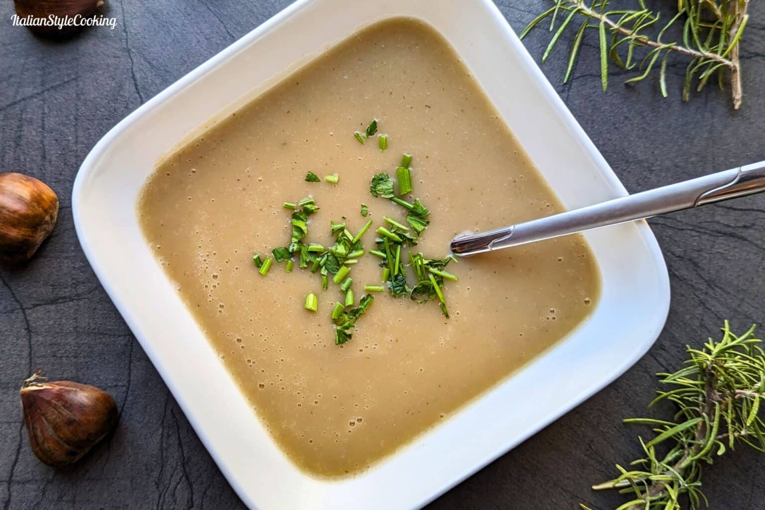 Vegane Steinpilzsuppe mit Kartoffeln und Lauch